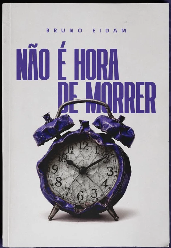 Capa do livro Não é Hora de Morrer, de Bruno Eidam: um despertador antigo de metal roxo, com o vidro trincado, sobre fundo branco.